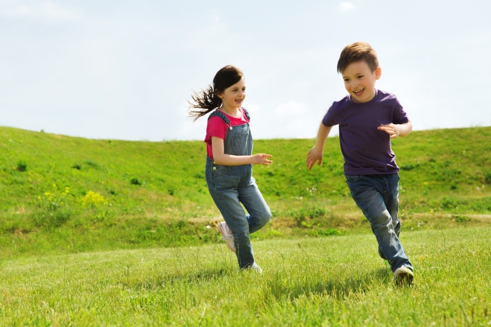 Beneficios de jugar al aire libre para los pequeños